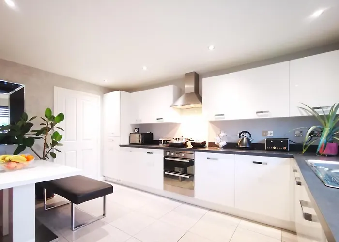 The Lawnswood - Holiday Home With Free Parking Near Coop Live & Etihad 맨체스터