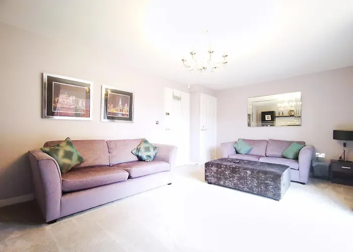 Dom wakacyjny The Lawnswood - Holiday Home With Free Parking Near Coop Live & Etihad Manchester