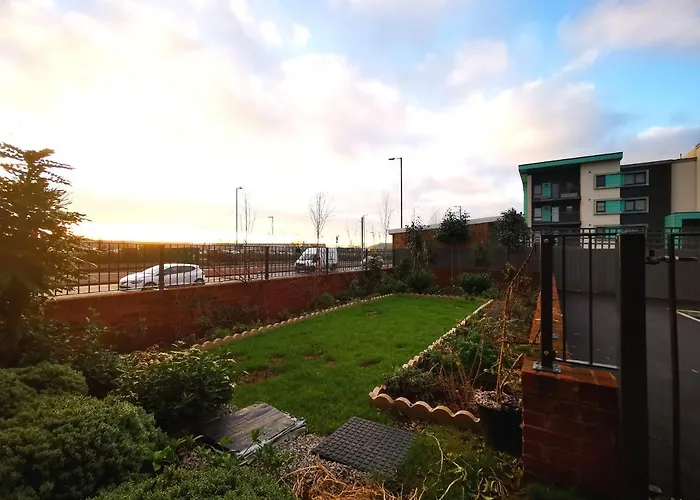 The Lawnswood - Holiday Home With Free Parking Near Coop Live & Etihad