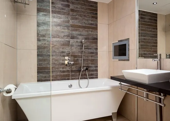 Roomzzz Aparthotel 4*