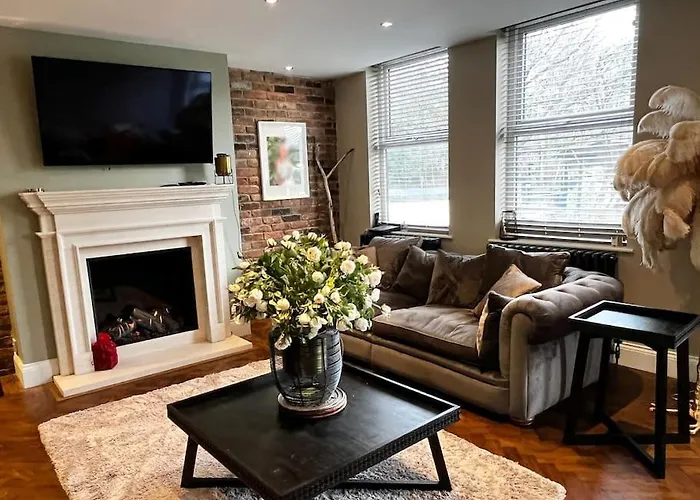 Luxury Close To The With Hot Tub & Bbq Fire Pit.