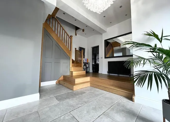 Luxury Close To The With Hot Tub & Bbq Fire Pit. *