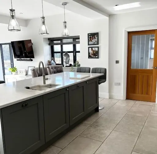 Luxury Close To The With Hot Tub & Bbq Fire Pit. *