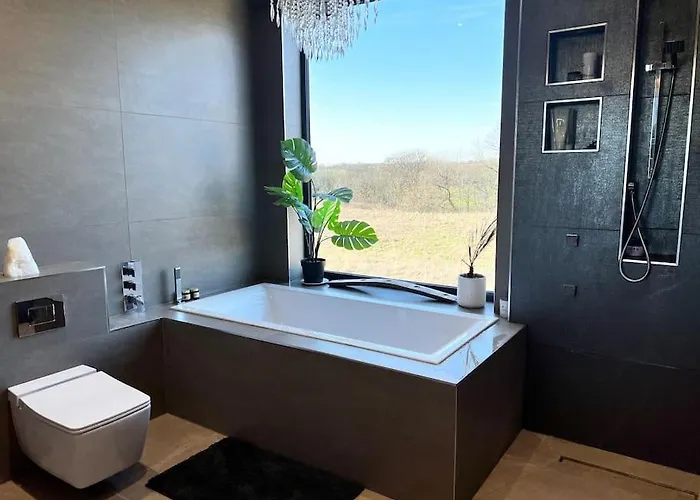 Semesterbostad Luxury Close To The With Hot Tub & Bbq Fire Pit.