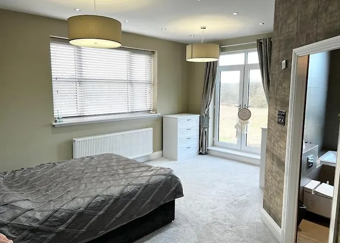 Semesterbostad Luxury Close To The With Hot Tub & Bbq Fire Pit.