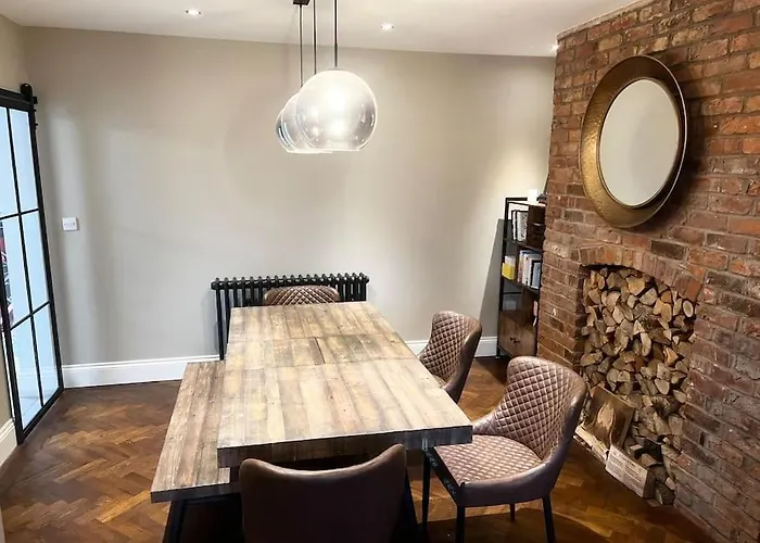 Luxury Close To The With Hot Tub & Bbq Fire Pit. *