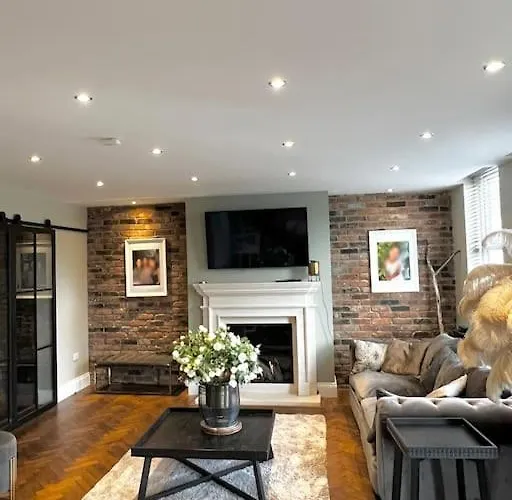 בית נופש Luxury Close To The With Hot Tub & Bbq Fire Pit. מנצ'סטר