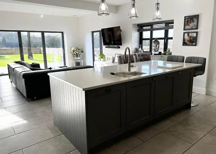 Luxury Close To The With Hot Tub & Bbq Fire Pit.