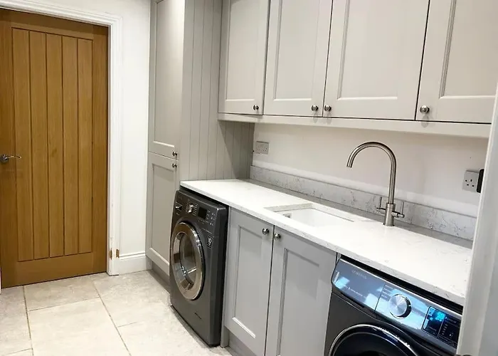 Semesterbostad Luxury Close To The With Hot Tub & Bbq Fire Pit.