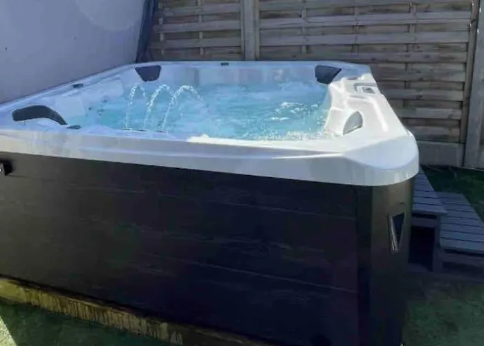 Semesterbostad Luxury Close To The With Hot Tub & Bbq Fire Pit. Manchester