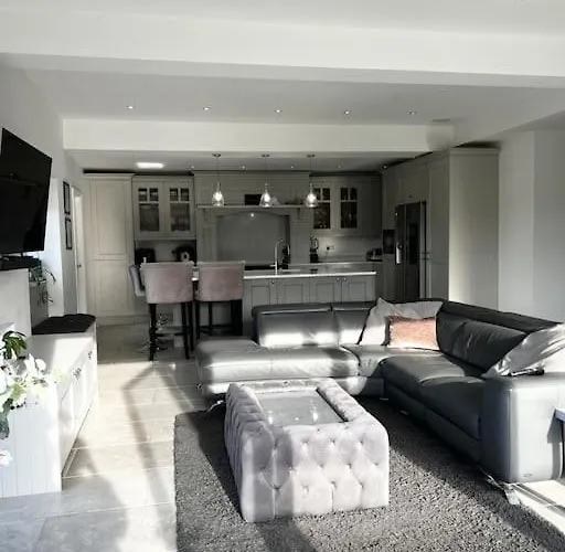 Luxury Close To The With Hot Tub & Bbq Fire Pit.