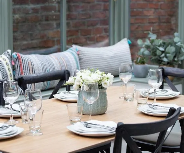 Lock Keepers - Detached House In The *