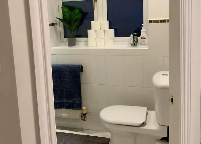 Spacious And Amazing 4 Bedroom Detached House مانشستر