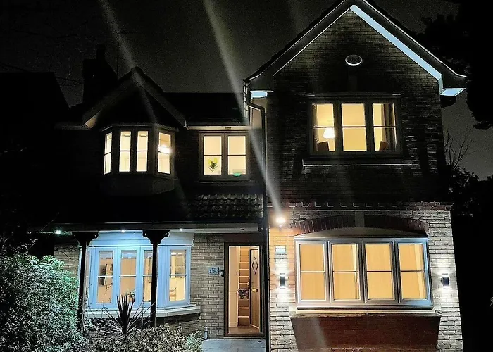 Spacious And Amazing 4 Bedroom Detached House بيت للعطل