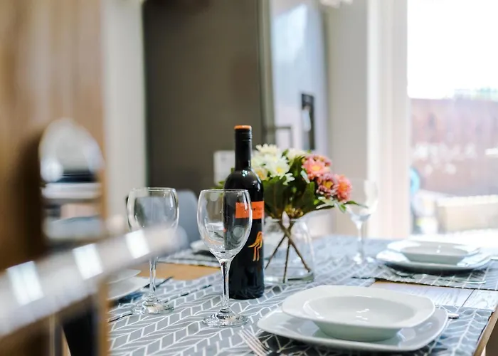 Stylish 4 Bedroom Close To City Centre Дом отдыха