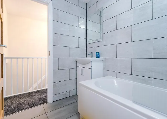 Stylish 4 Bedroom Close To City Centre