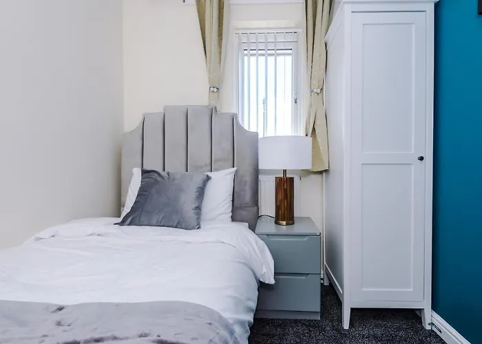 Stylish 4 Bedroom Close To City Centre Дом отдыха