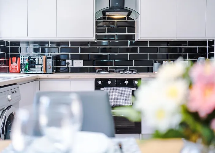 Stylish 4 Bedroom Close To City Centre Дом отдыха *