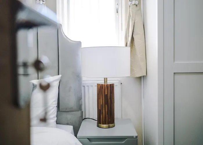 Stylish 4 Bedroom Close To City Centre *