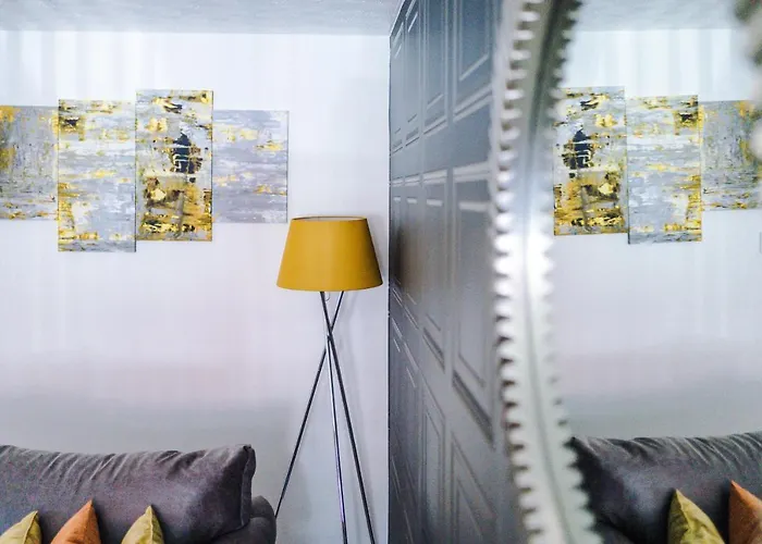 Stylish 4 Bedroom Close To City Centre Casa de Férias