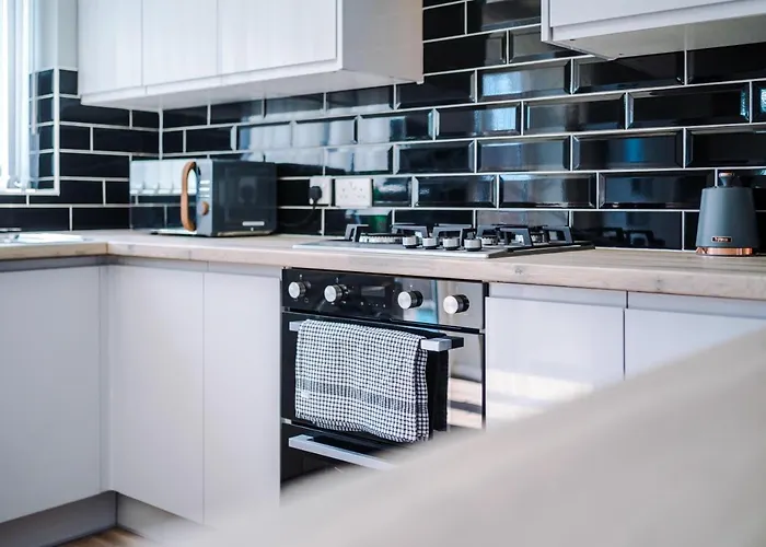 Stylish 4 Bedroom Close To City Centre Casa de Férias *