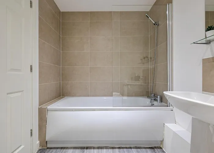 Stunning 2 Bed With Free Parking Close To Cc 아파트 *