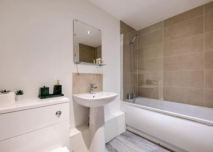 Stunning 2 Bed With Free Parking Close To Cc Daire Manchester