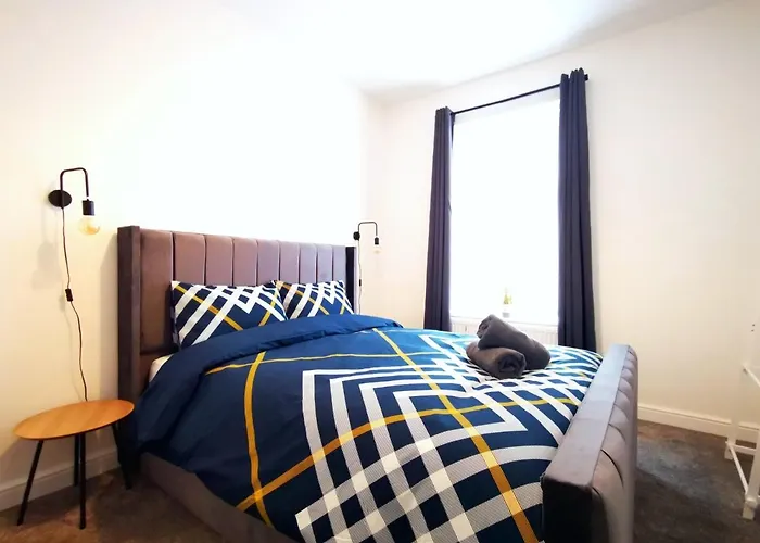 בית נופש The Mellor - With Free Parking - 5 Minutes Drive To Coop Live Arena, Etihad Stadium & Centre *