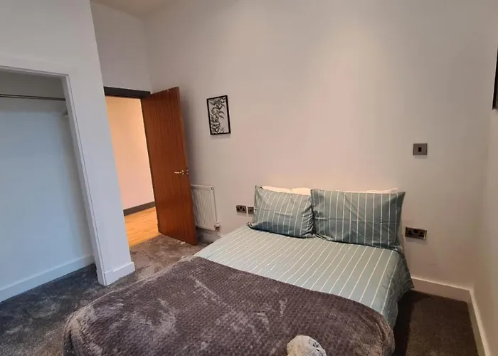 Spacious, Bright And Airy Centre Flat. Unique Converted Mill.