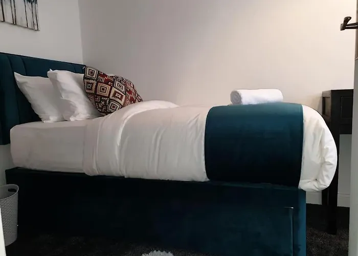 Cheerful 3 Bedroom House With Spacious Garden Dom wakacyjny Manchester