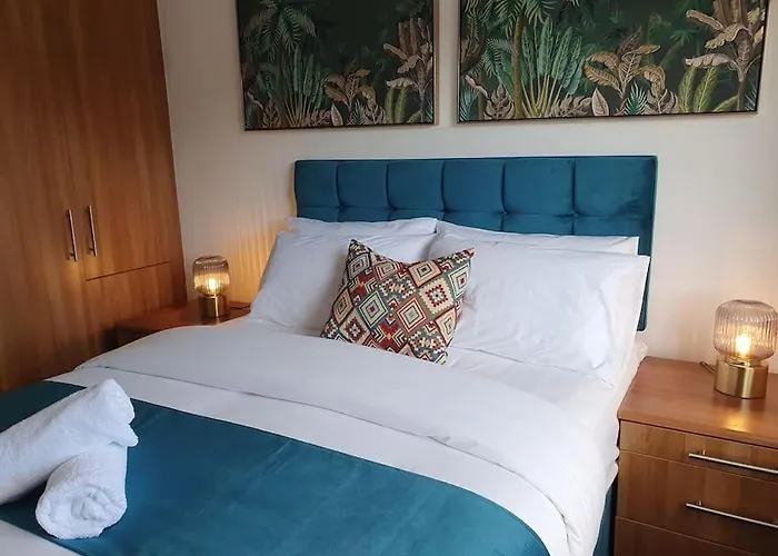 Cheerful 3 Bedroom House With Spacious Garden * Манчестер