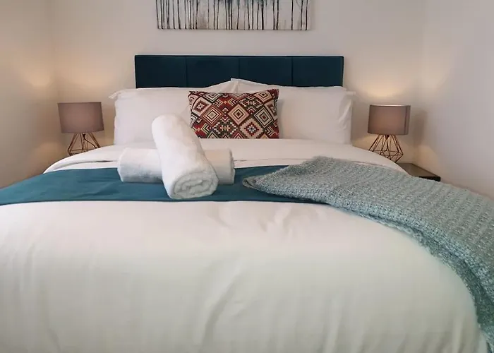 Cheerful 3 Bedroom House With Spacious Garden Дом отдыха