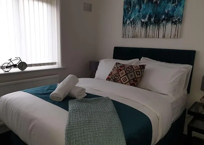 Cheerful 3 Bedroom House With Spacious Garden *