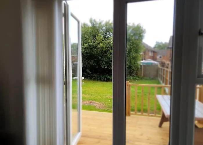 Cheerful 3 Bedroom House With Spacious Garden *