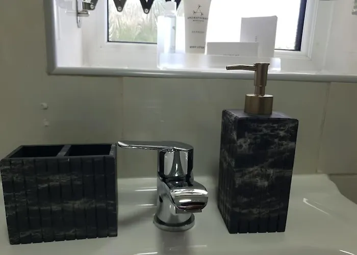 Дом отдыха Cheerful 3 Bedroom House With Spacious Garden *