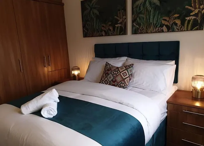 Cheerful 3 Bedroom House With Spacious Garden Дом отдыха *