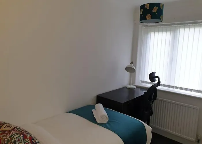 Cheerful 3 Bedroom House With Spacious Garden Дом отдыха Манчестер