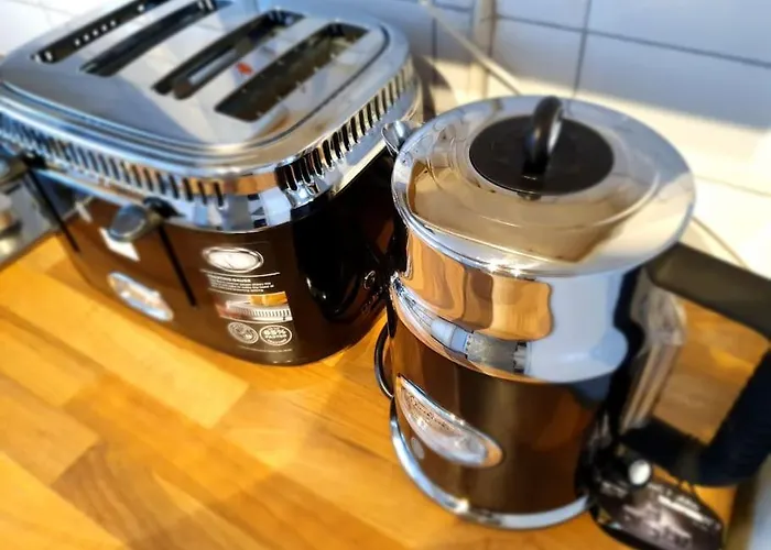 Дом отдыха Cheerful 3 Bedroom House With Spacious Garden Манчестер