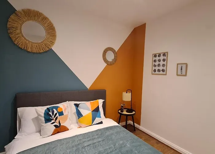 Bee - Byron House 맨체스터