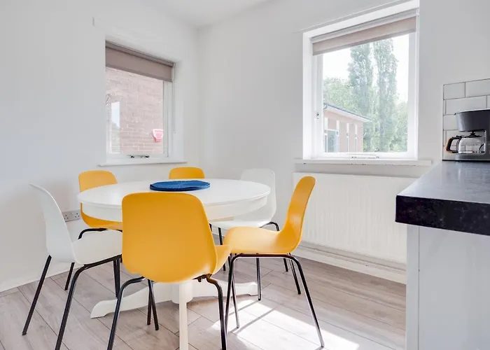 Pass The Keys Lovely 3 Bedroom Golf Club And Parking 맨체스터