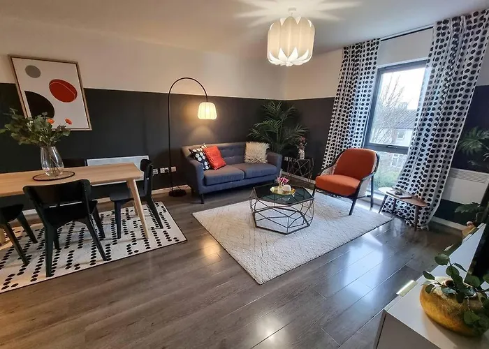 Couples Retreat / Workers Paradise + Free Parking Manchester