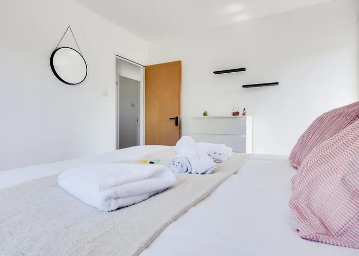 Pass The Keys Lovely 3 Bedroom Golf Club And Parking 맨체스터