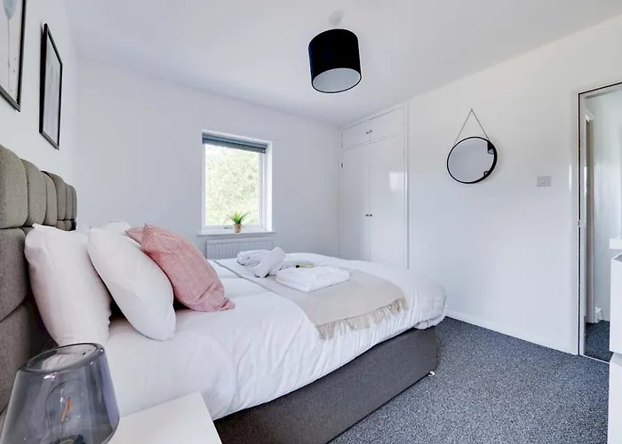 Pass The Keys Lovely 3 Bedroom Golf Club And Parking 펜션 맨체스터