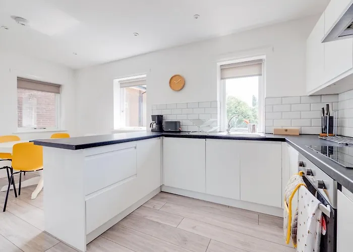 Pass The Keys Lovely 3 Bedroom Golf Club And Parking * Manchester