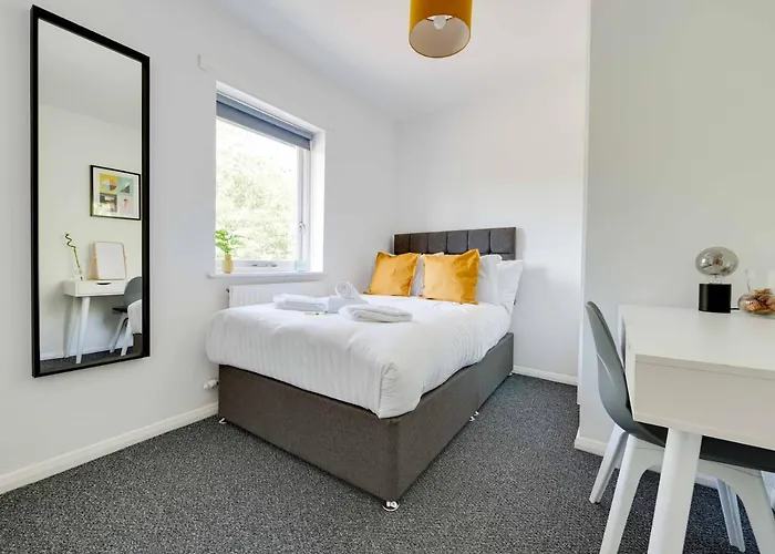 Pass The Keys Lovely 3 Bedroom Golf Club And Parking Manchester