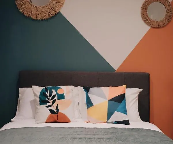 Bee - Byron House * 맨체스터