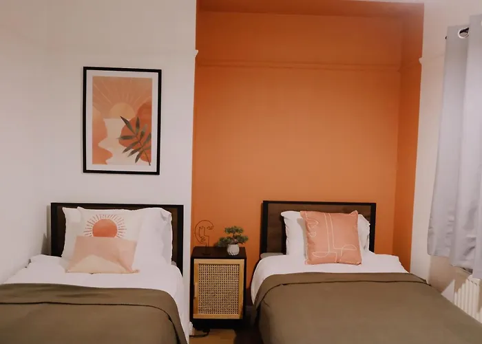 Bee - Byron House * 맨체스터