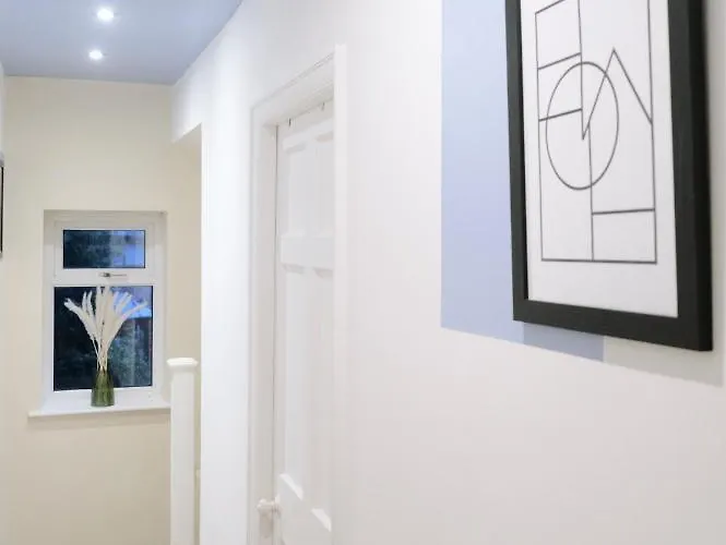 Bee - Byron House * 맨체스터