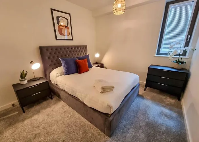 Luxury Centre Townhouse With Parking