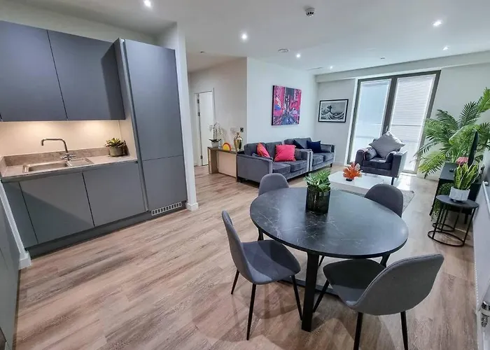 Luxury Centre Townhouse With Parking *